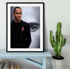 Lewis Hamilton Framed Print (Color: Black/With White Edging, size: 36" x 24" / 90cm x 60cm (approx))